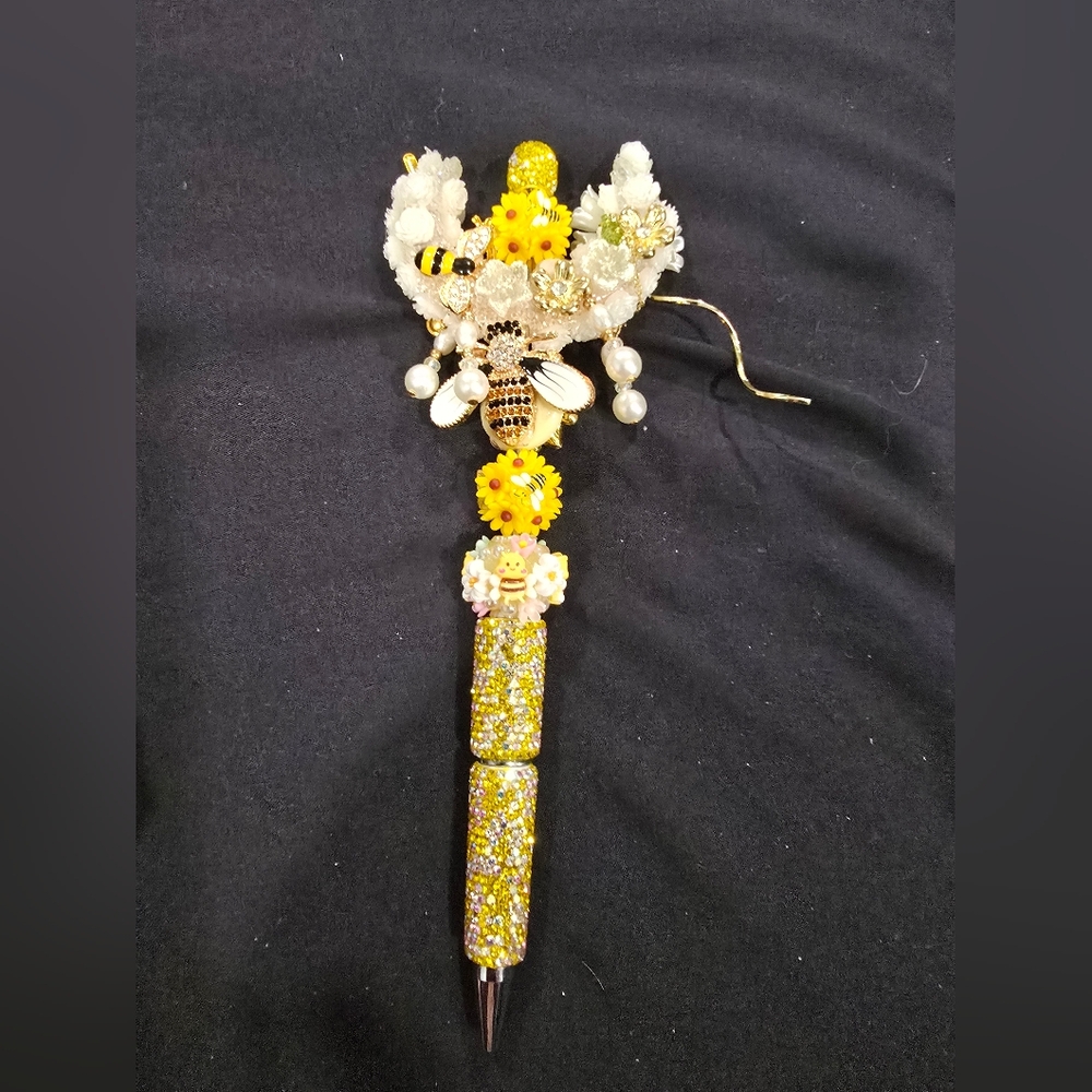 Decorative Yellow and White Pen